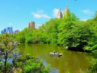 Alquiler de bote de remos en Central Park - Una pareja remando